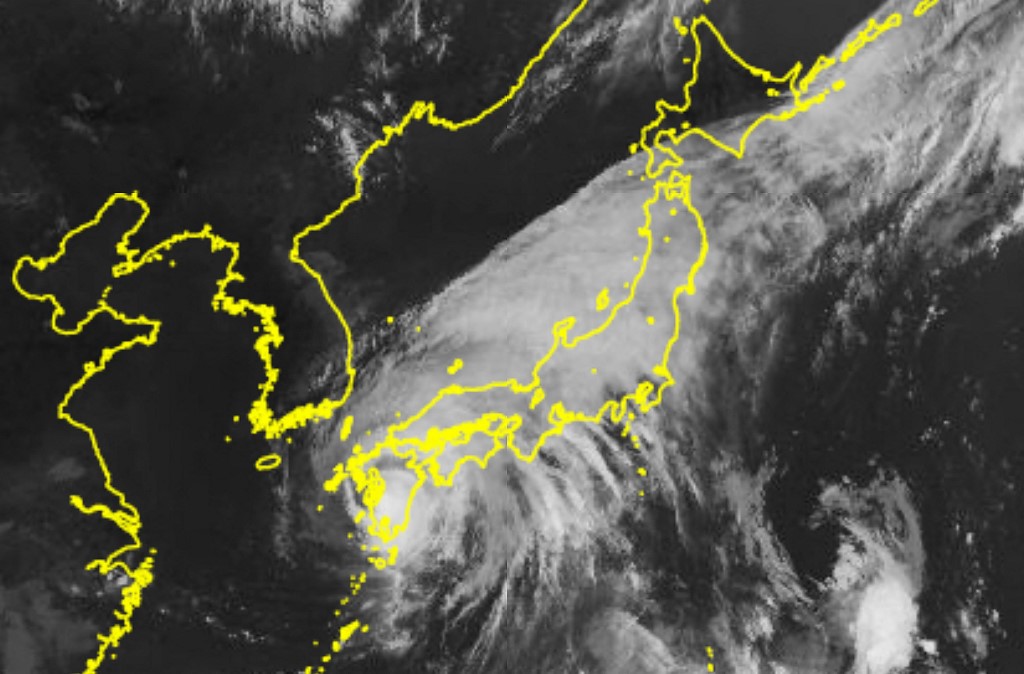 A Japán Meteorológiai Ügynökség „Himawari” műholdjának 2024. augusztus 29-én készült kézi felvételén a Shanshan tájfun Japán Kjúsú régiója felé tart.