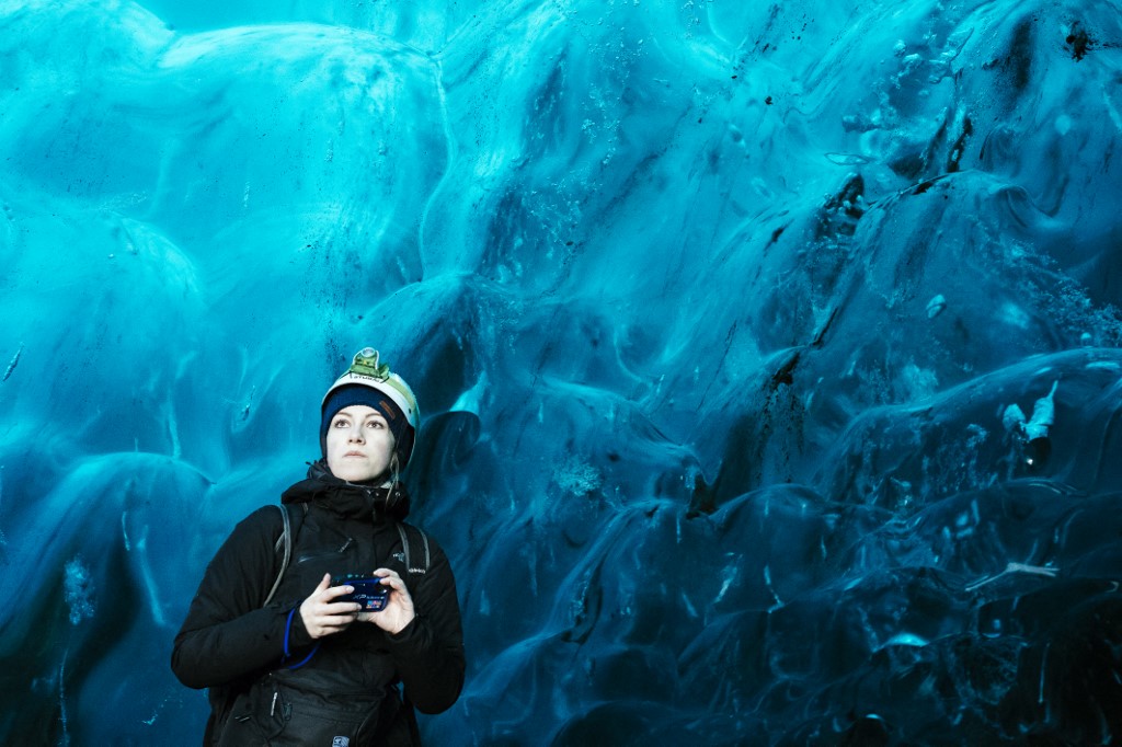 Egy turista a Breidamerkurjokull-gleccser jégbarlangjában 2017 márciusában