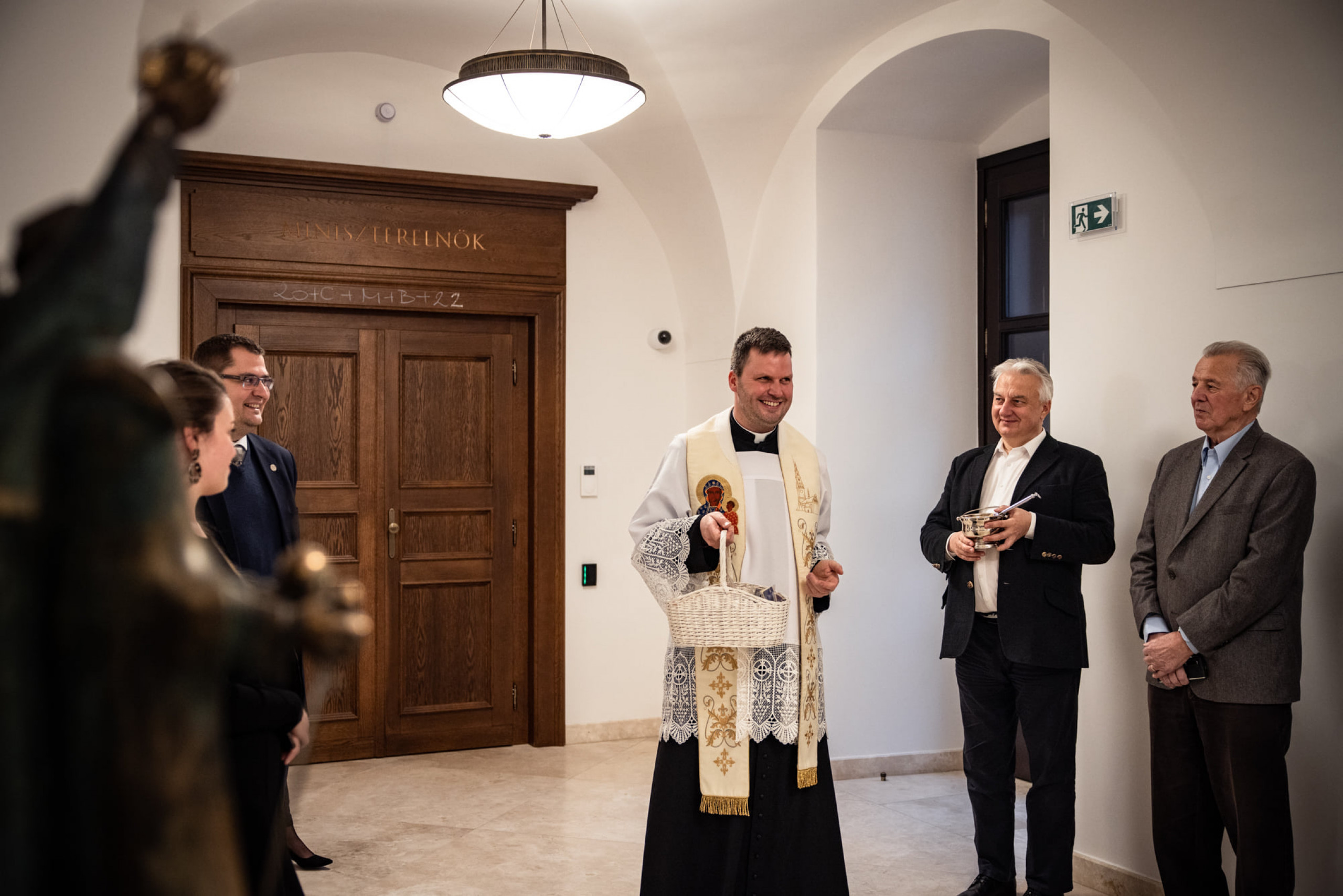 El sacerdote, bendiciendo las instalaciones de Víktor Orbán