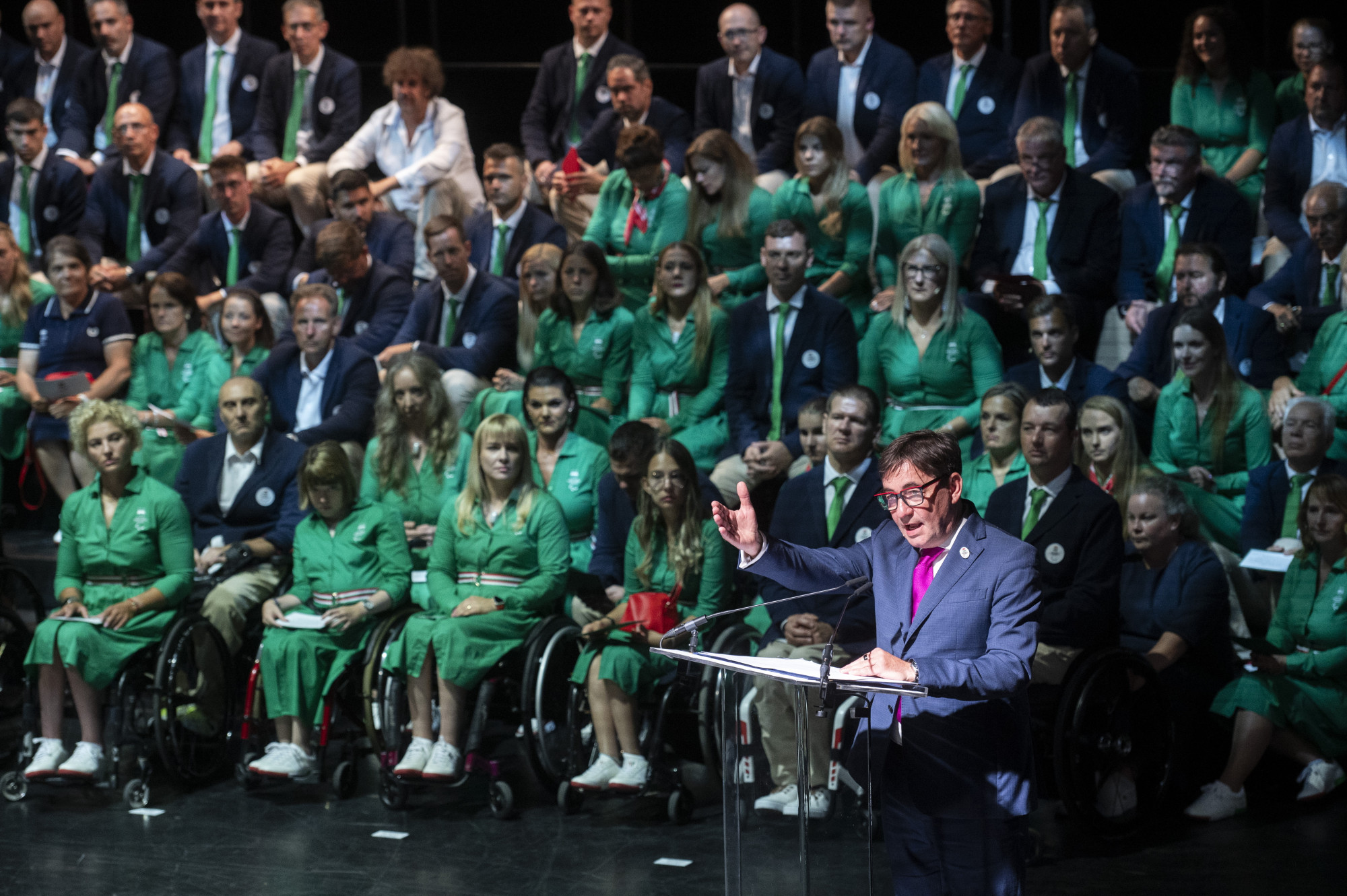 Szabó László, a Magyar Paralimpiai Bizottság elnöke köszöntõt mond a magyar paralimpiai csapat eskütételén