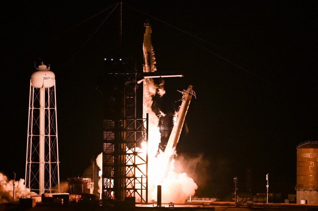 A SpaceX Falcon 9 rakétája a Crew Dragon Resilience kapszulával, amely a Polaris Dawn küldetés legénységét szállítja, felemelkedik