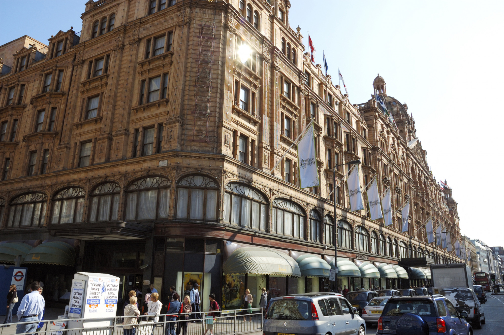 A híres Harrods, London egyik legismertebb és legnagyobb áruháza