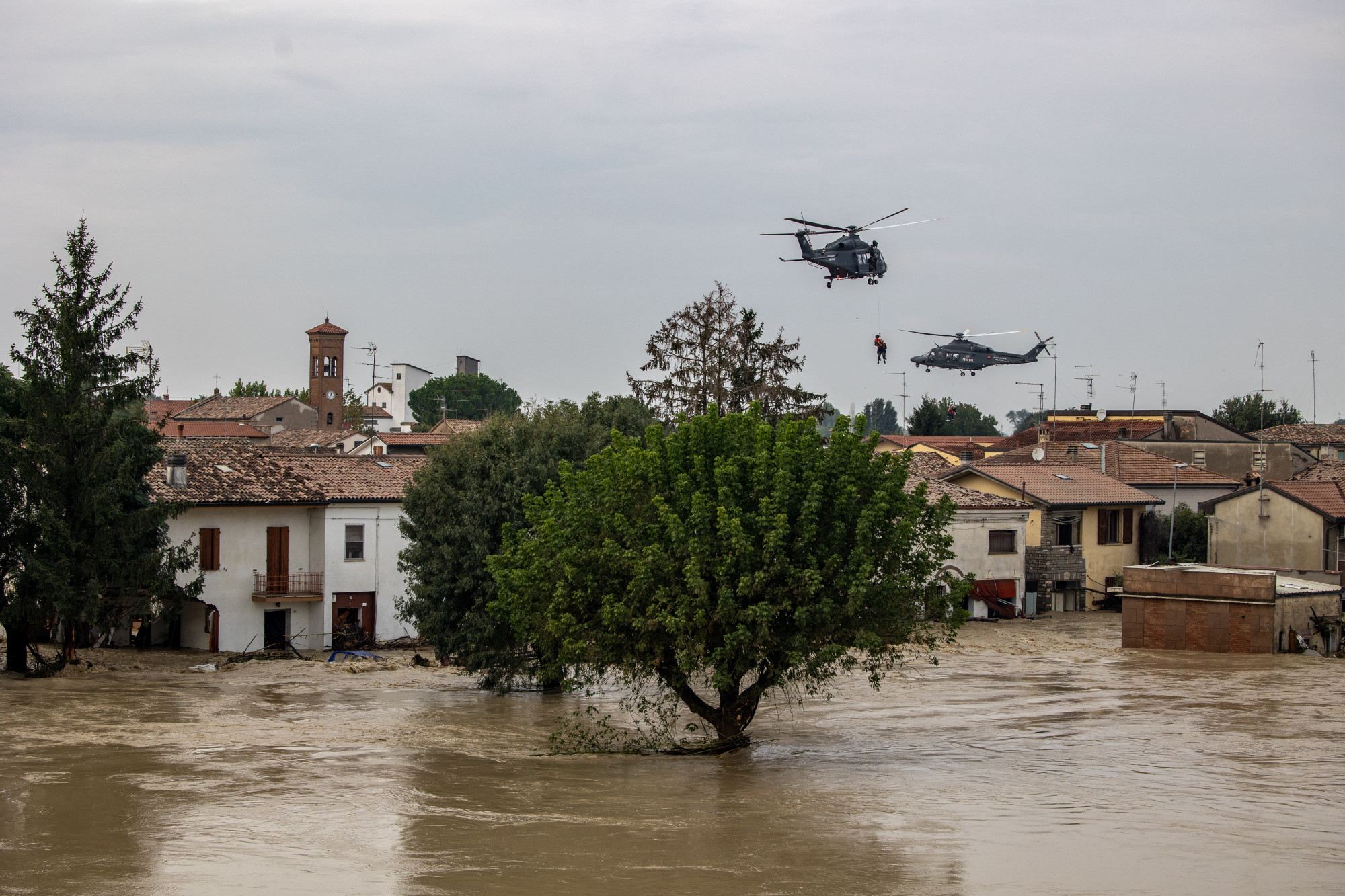 Helikopterrel mentik az embereket Traversara faluban