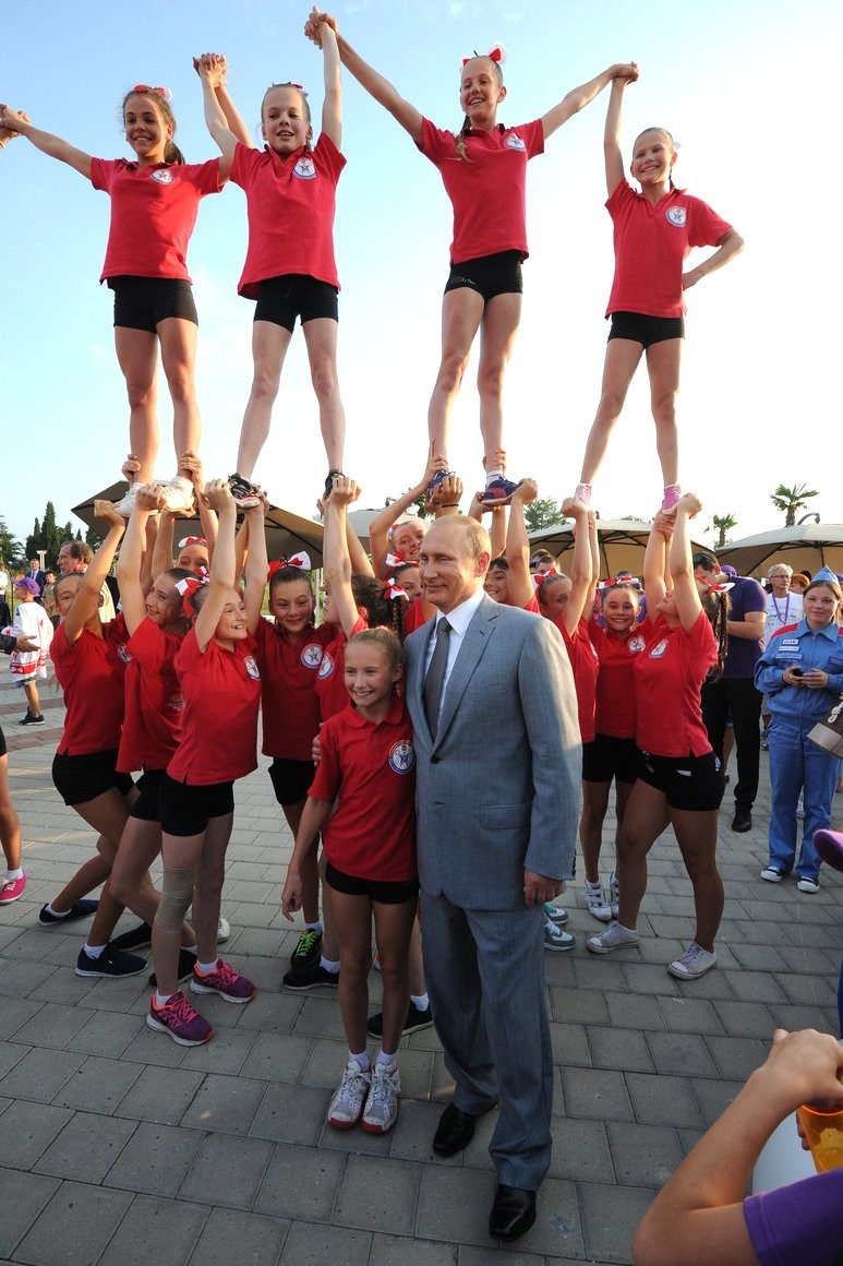 Vlagyimir Putyin a Sirius oktatási centrum cheerleader tanulóival 2015-ben.