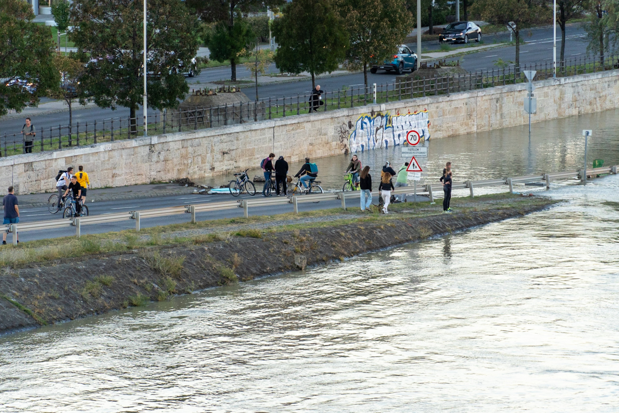 Az árvíz turistalátványosságnak sem utolsó. Rengetegen nézelődnek a városban.