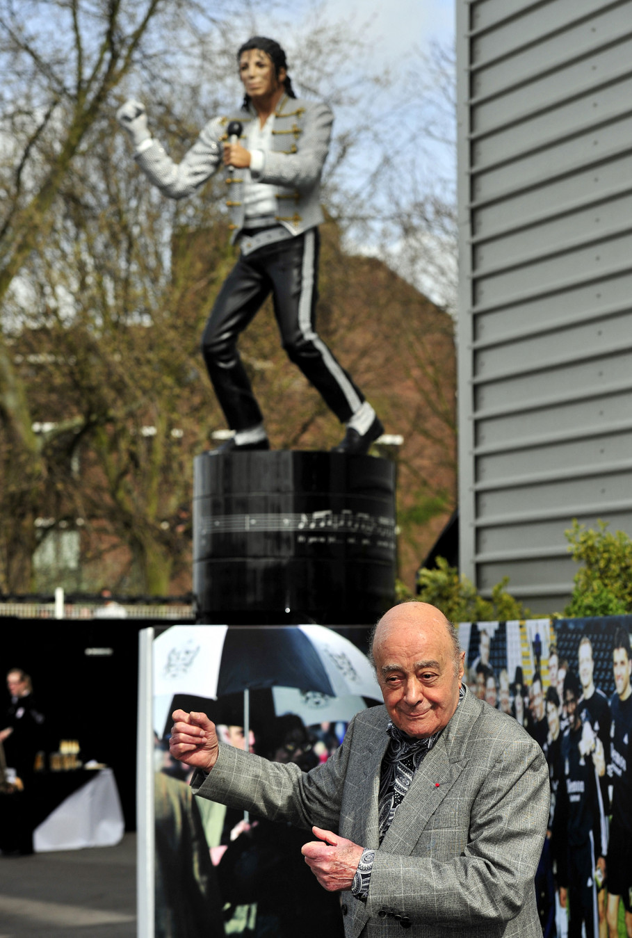 Mohamed Al Fayed a stadionja előtt leleplezi barátja, Michael Jackson szobrát 2011-ben