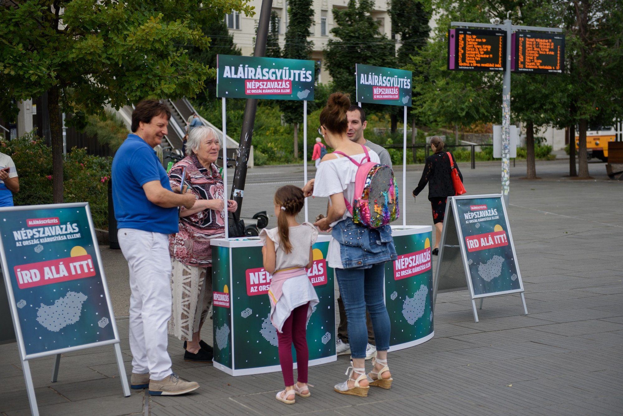 Aláírásgyűjtés a kiemelt beruházásokról szóló törvényi szabályozás ellen.