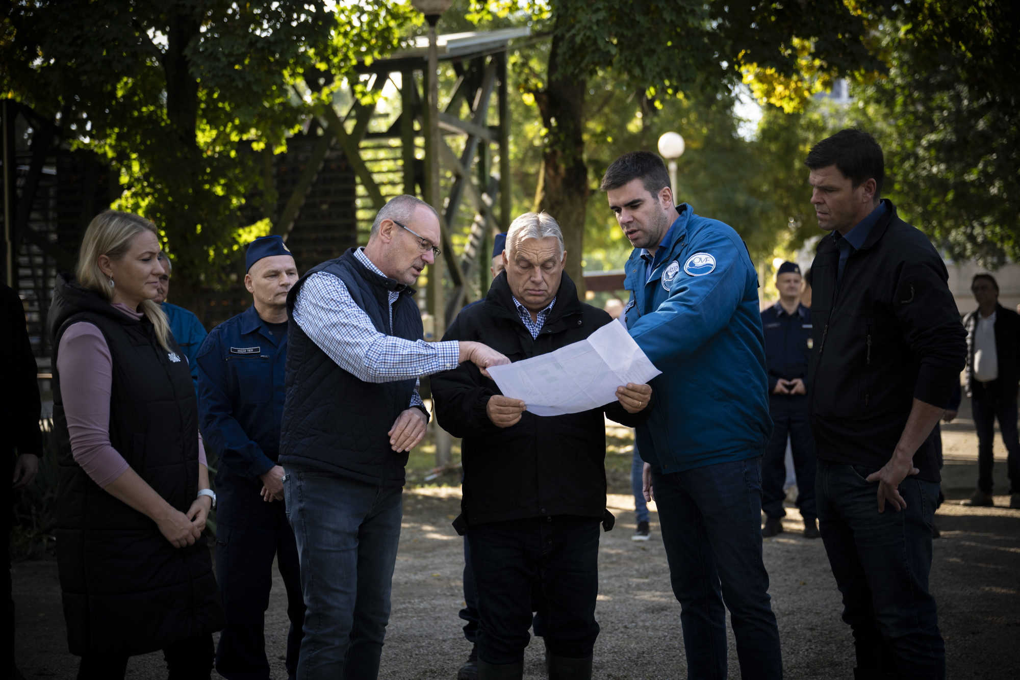 Orbán Viktor miniszterelnök térképet tekint meg.