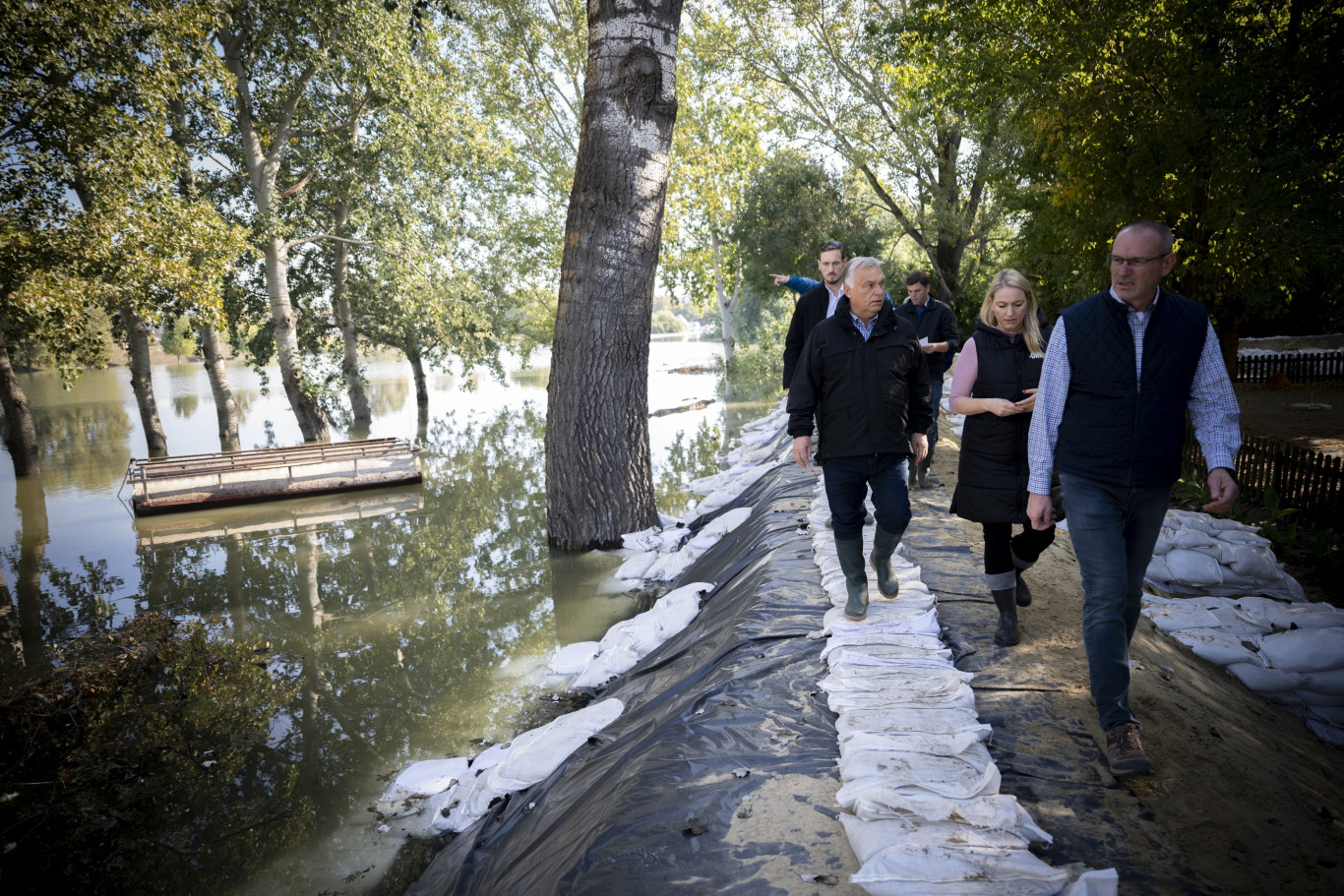 Családi nap címén toborozzák a vízügyeseket és tűzoltókat Orbán október 23-i beszédére