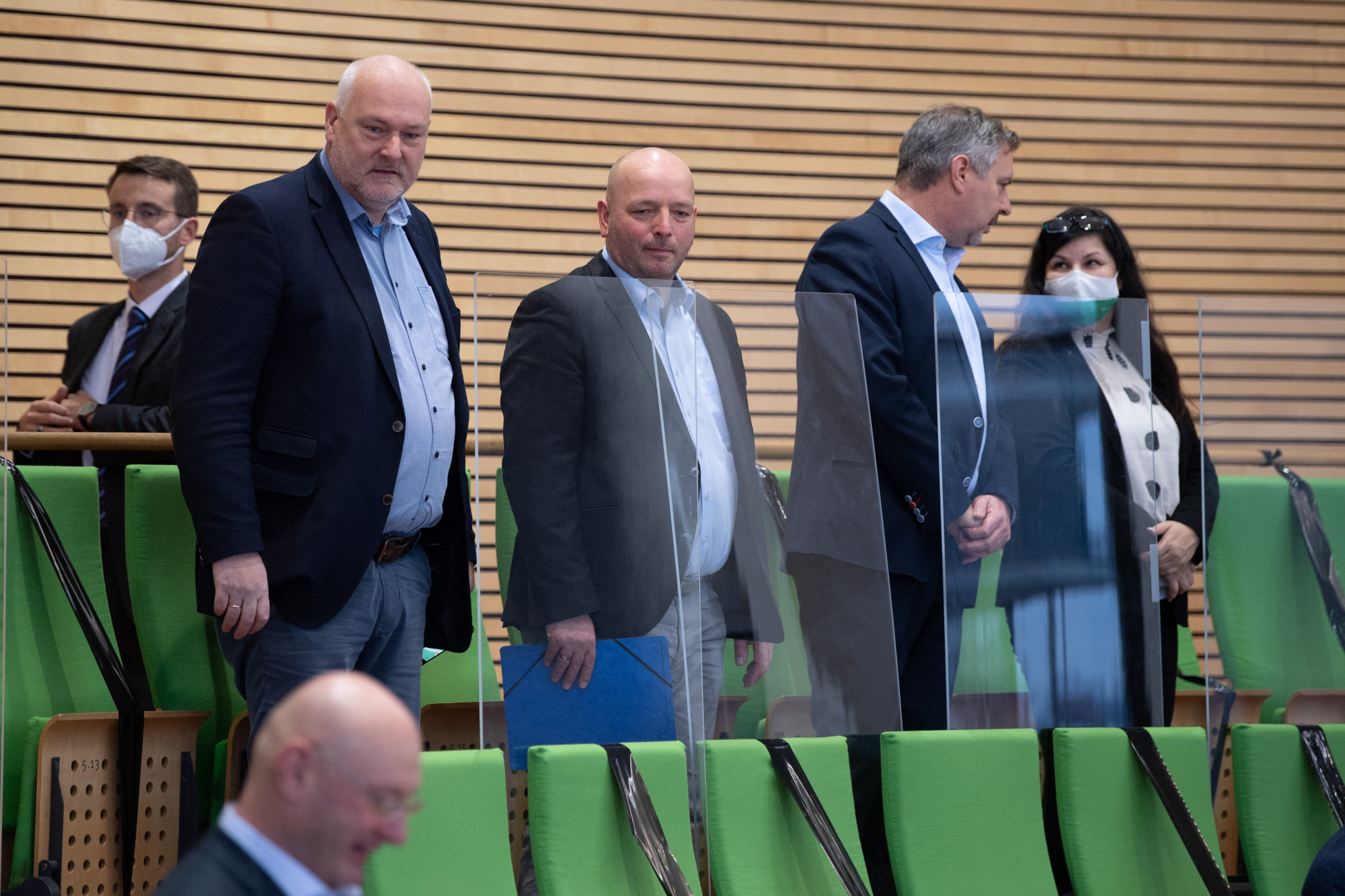 Balra Jörg Dornau, mellette Thomas Prantl, Jens Oberhoffner és Doreen Schwietzer, a szászországi parlament AfD-s képviselői.