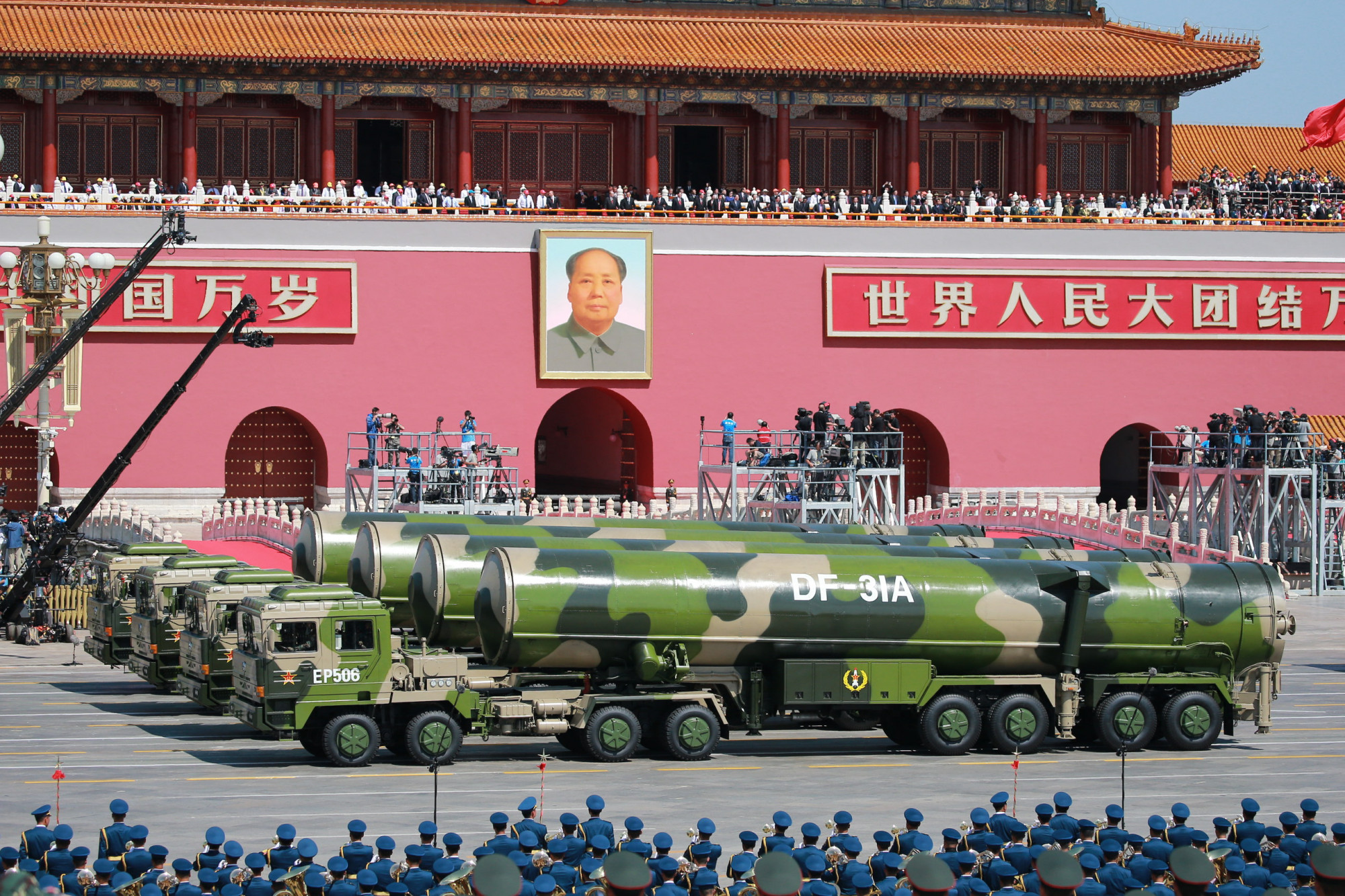 DF-31A interkontinentális ballisztikus rakétákat (ICBM) szállító katonai járművek vonulnak el a Tiananmen-torony előtt a kínai nép japán agresszió elleni honvédő háborújában aratott győzelem 70. évfordulója alkalmából rendezett katonai parádén Pekingben 2015. szeptember 3-án.