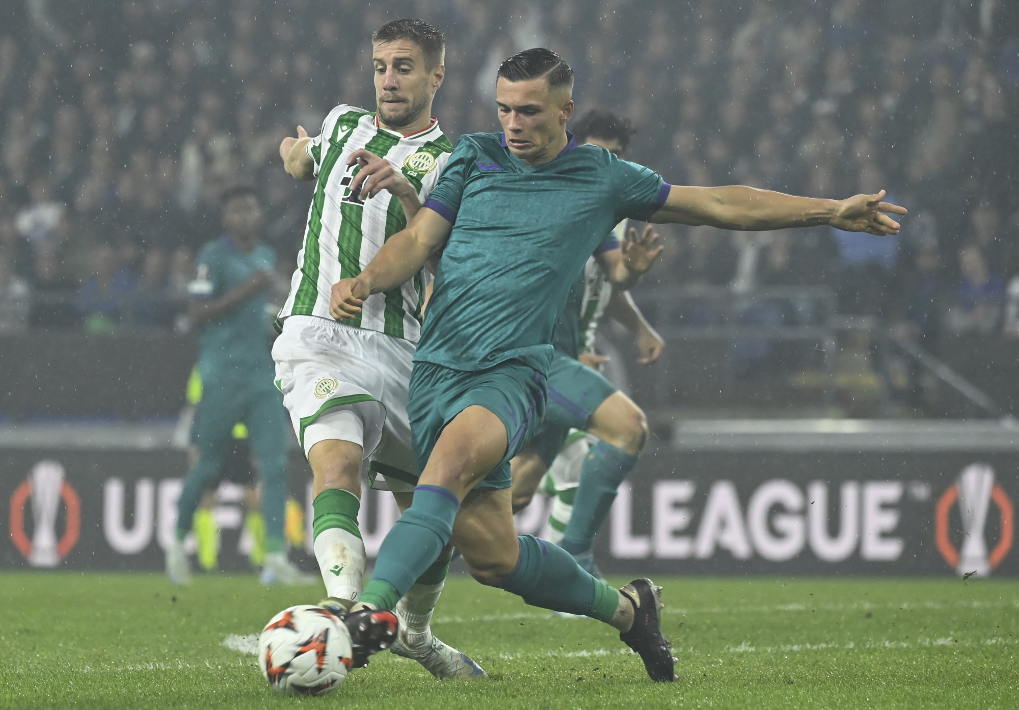 Varga Barnabás, az FTC (b) és Jan-Carlo Simić, az Anderlecht játékosa az Európa-liga alapszakaszának 1. fordulójában játszott RSC Anderlecht–Ferencváros TC mérkőzésen a brüsszeli Constant Vanden Stock Stadionban 2024. szeptember 25-én.