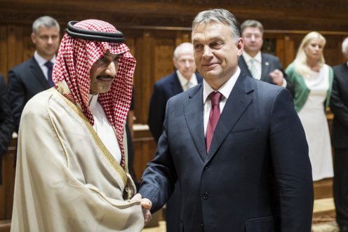 Orbán Viktor átadja Al-Valíd bin Találnak a Magyar Érdemrend középkeresztje kitüntetést 2014 júliusában