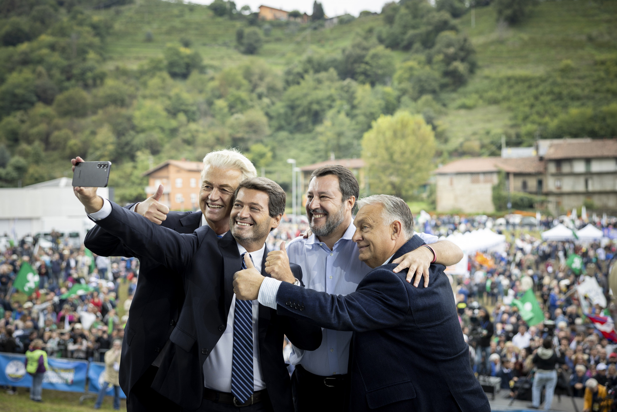 Andre Ventura, a portugál jobboldali Chega párt vezetője (b2) szelfit készít, mellette Geert Wilders, a holland Szabadságpárt (PVV) vezetője (b), Orbán Viktor miniszterelnök, díszvendég (j) és Matteo Salvini olasz miniszterelnök-helyettes, a jobboldali Liga elnöke (j2) a párt nagygyűlésén a bergamói Pontidában 2024. október 6-én.