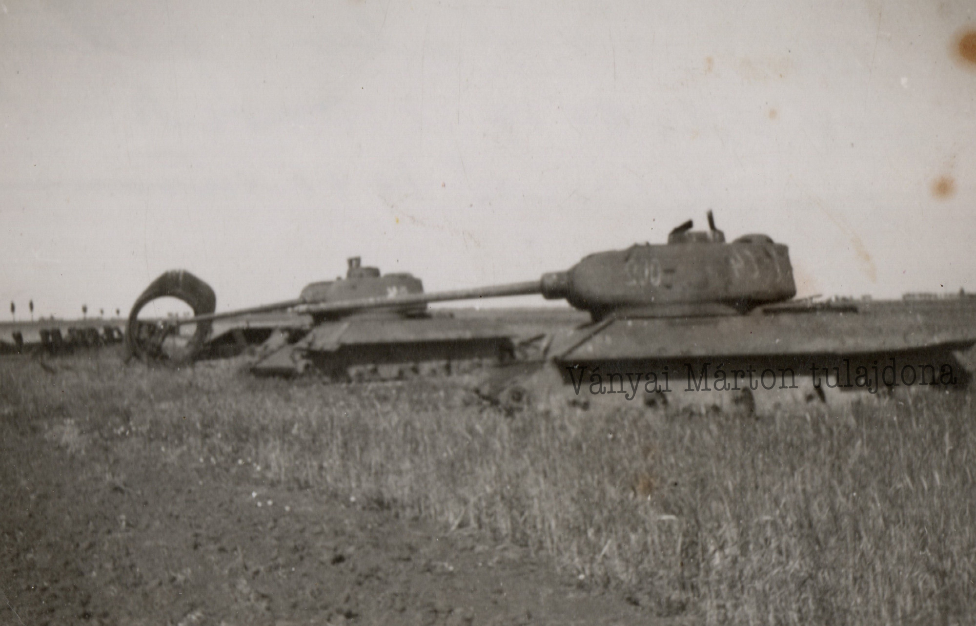 Szovjet T-34/85 típusú közepes harckocsik roncsai 1945-1947 közt a nagyrábéi lelkészi javadalmi földön, az út mellett. A roncsokat 1948 tavaszán elszállították és beolvasztották. Dr. Számvéber Norbert alezredes szerint a közelebbi T-34/85 harckocsi szinte biztosan a szovjet 8., távol-keleti lovashadosztály 154. harckocsiezredének állományában semmisült meg 1944. október 8-án Nagyrábé körzetében.