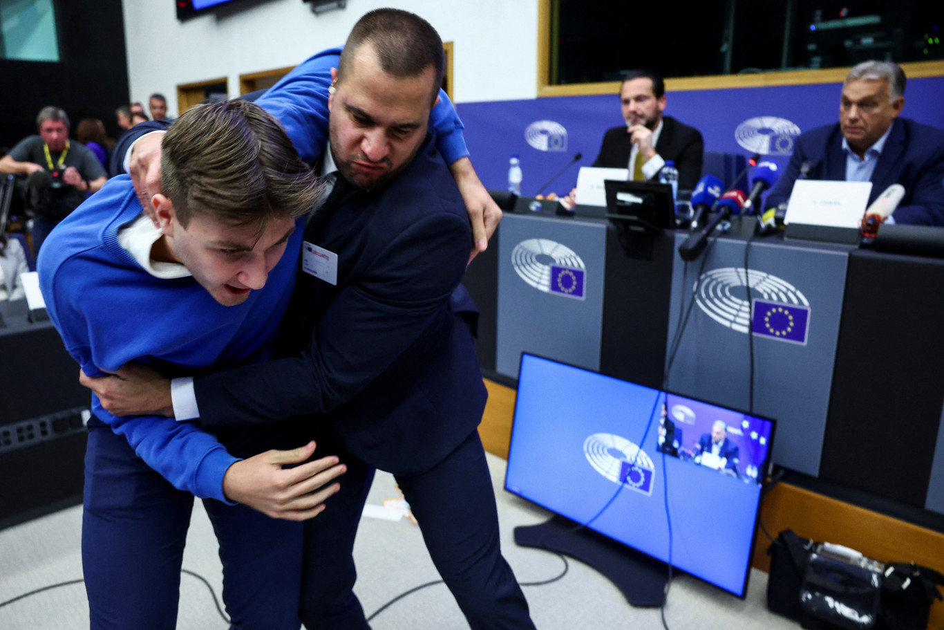 Moment of Defiance: The Unlikely Protester Who Crashed Orbán’s Stage