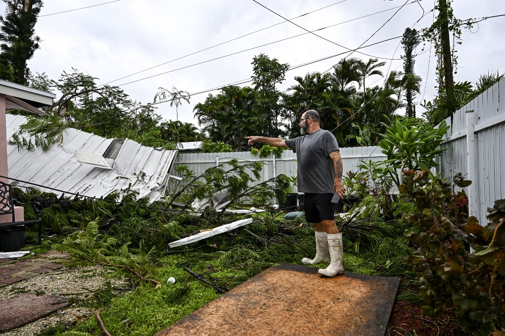 Dan Jones a kertjében végzett pusztítást mutatja be. A Fort Myers-ben élő Jones tetőjét is a Milton hurrikán rombolta le.