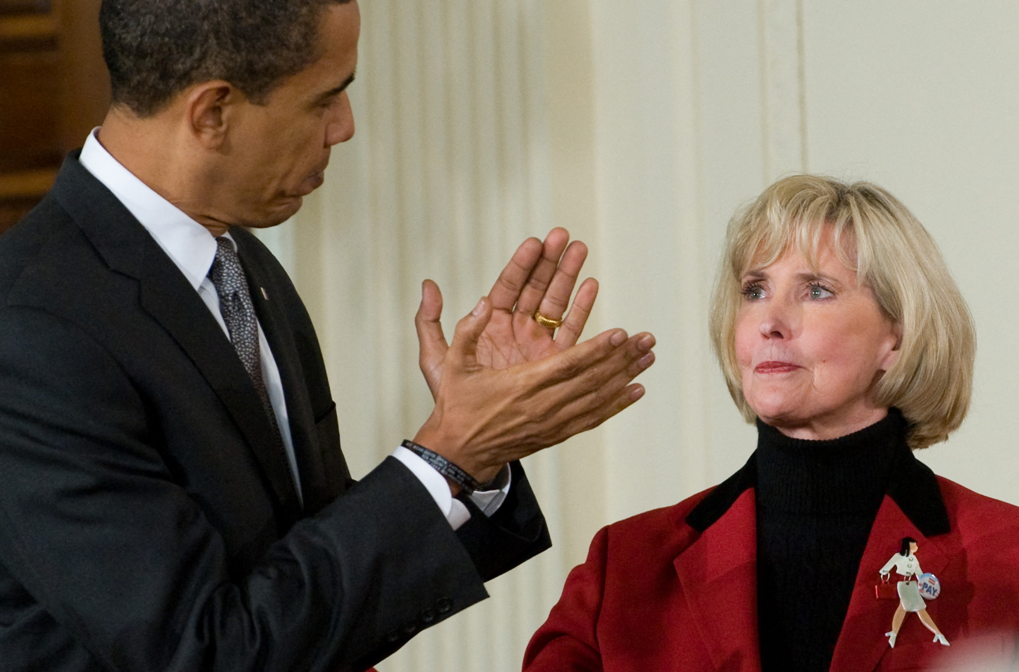 Barack Obama és Lilly Ledbetter 2009-ben, miután Obama aláírta a Fair Pay Actet