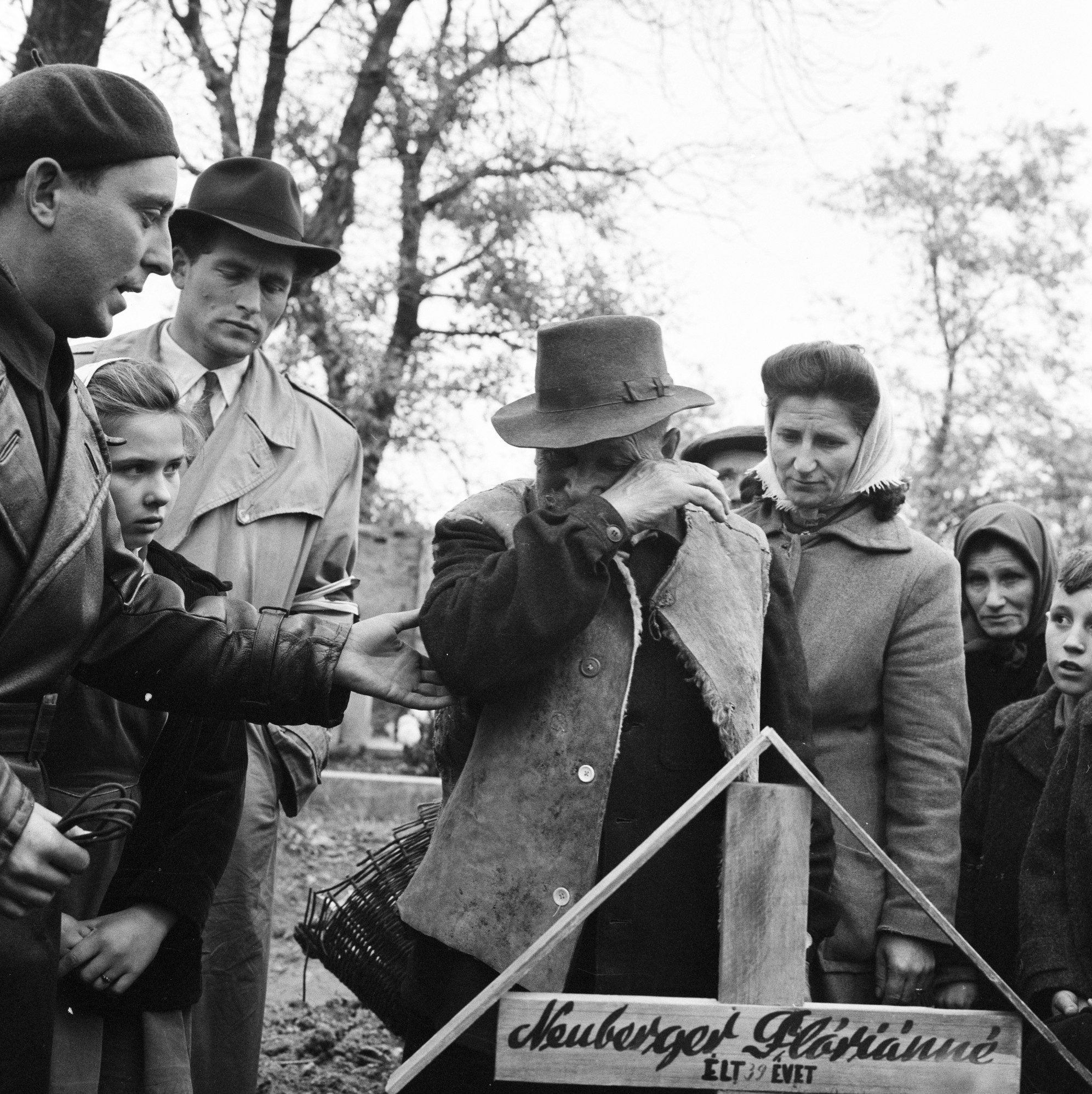 Az 1956. október 26-i sortűz egyik áldozatának temetésén Mosonmagyaróváron.