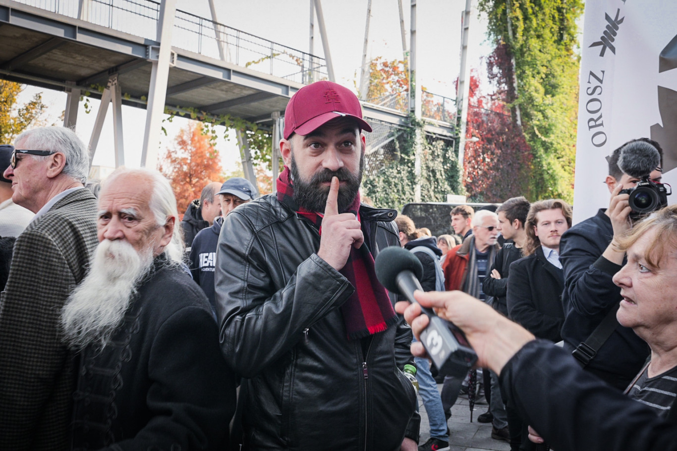 Friss hírek: Kindlovits a Fidesz legerőszakosabb, ugyanakkor legizgalmasabb szürkezónás megoldóembereinek egyike. Kubatov árnyékaként mozog, de nem sima gorilla: Navracsicshoz írta a szakdolgozatát, a főnökét pedig bármilyen ügyben rajta keresztül lehet elérni, ami egy korrupciós ügyben tett vallomásából is kiderül.