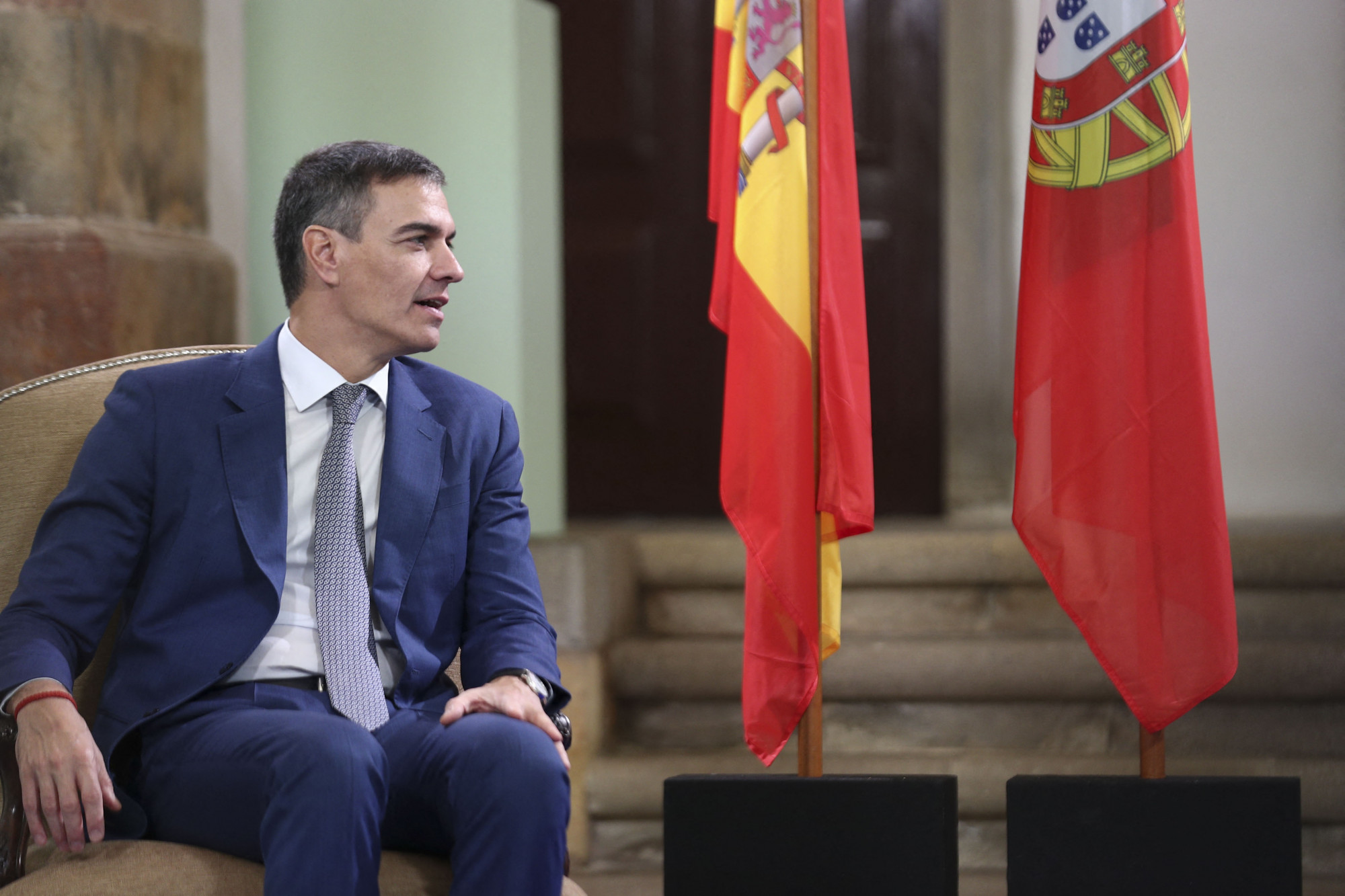 Pedro Sánchez egyeztetése Luis Montenegróval Faróban 2024. október 23-án.