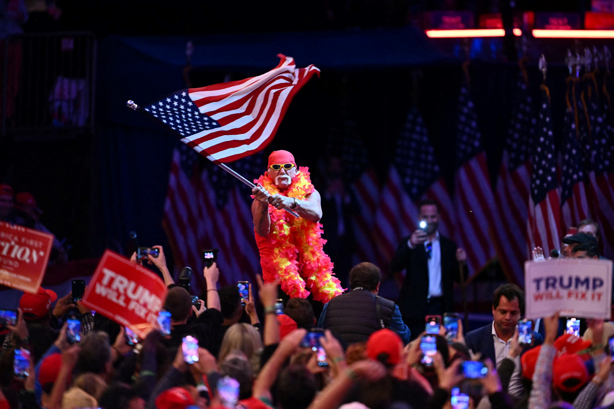 Hulk Hogan lengeti az amerikai zászlót Donald Trump nagygyűlésén New Yorkban 2024. október 27-én.