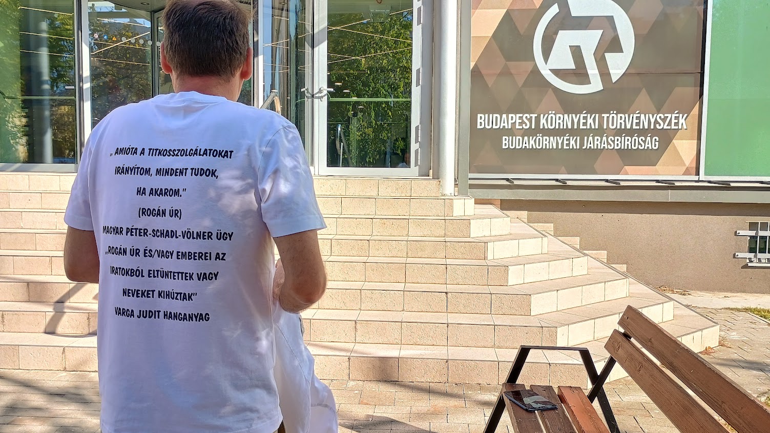 Újraindult a 25 milliárdos korrupciós óriásper, az első pillanatban kivezettették az I. rendű vádlottat