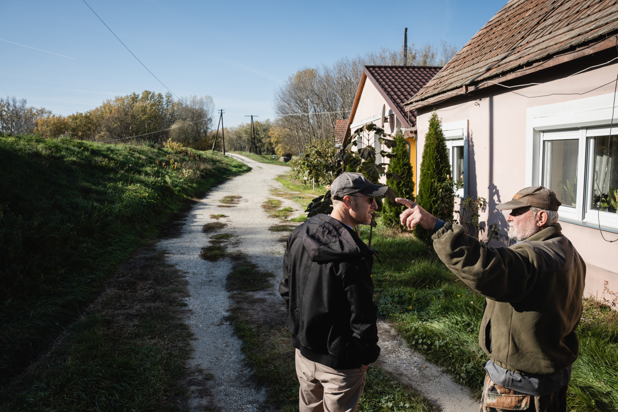 Az emlékmű közelében él és gazdálkodik Németh Imre. Pont ott, ahol korábban Hujber Kálmán gátőr szolgálati lakhelye állt. Hujber így emlékezett a szekérre, amin a 22 munkaszolgálatos lefordult a győri útról a Rábca partjához: „Volt, amelyik csupa vér volt... volt olyan, amelyiknek a lába olyan volt, mint a lőcs […]. Jóformán élet nem volt bennük. Olyanok voltak, mint a légy [...], úgy agyon voltak verve, egészen véresek voltak az emberek a kocsin, úgyhogy a kocsi fenekén és oldalán vér volt.”