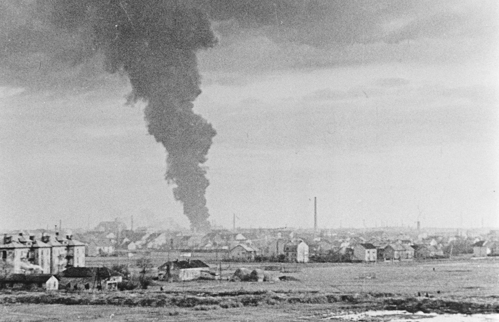 Fekete füst száll fel Dél-Budapesten, 1956-ban.