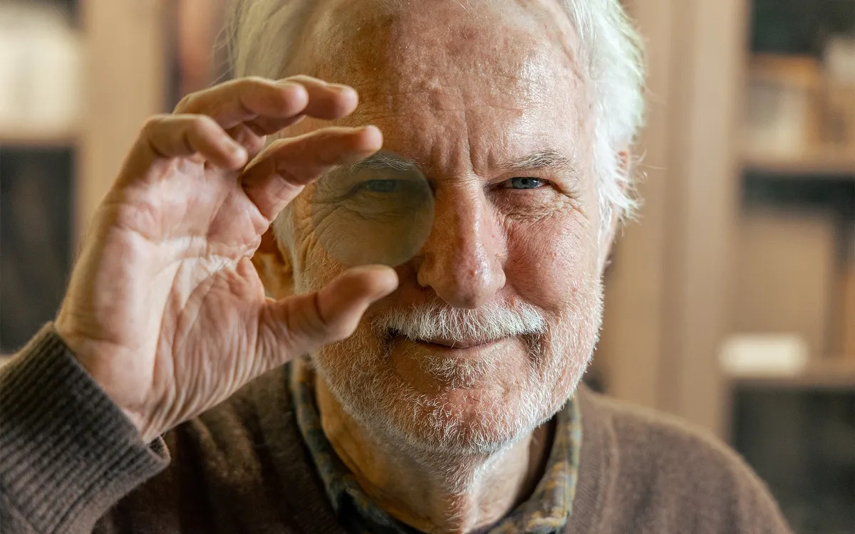 Walt de Heer, a grafénalapú chip tervezője, a Georgiai Műszaki Egyetem fizikaprofesszora