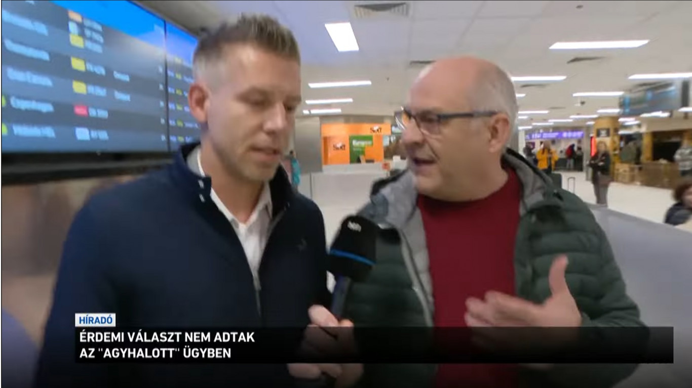 Kiemelkedő újságírói munkáért kapott díjat Császár Attila, az M1 riportere, aki megkérdezte a tiszásokat, agyhalottak-e