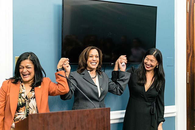 Kamala Harris a háztartási alkalmazottak jogairól szóló törvénytervezetet egyezteti Pramila Jayapal és Ai-jen Poo aktivistákkal 