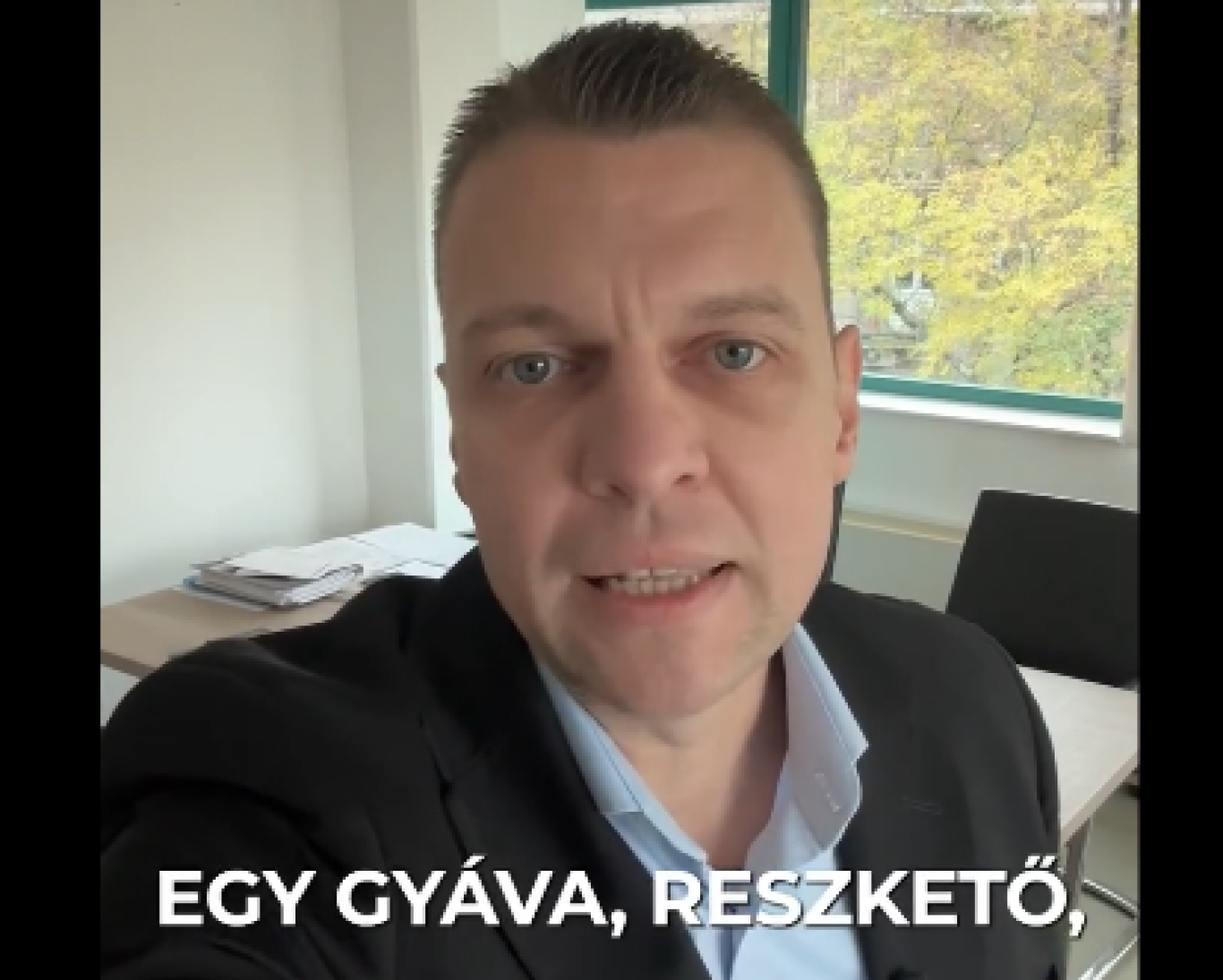 Menczer Tamás: Úgyse mersz eljönni, Peti. Egy gyáva, reszkető bohóc vagy, csak nőkkel vagy bátor, férfiaktól félsz