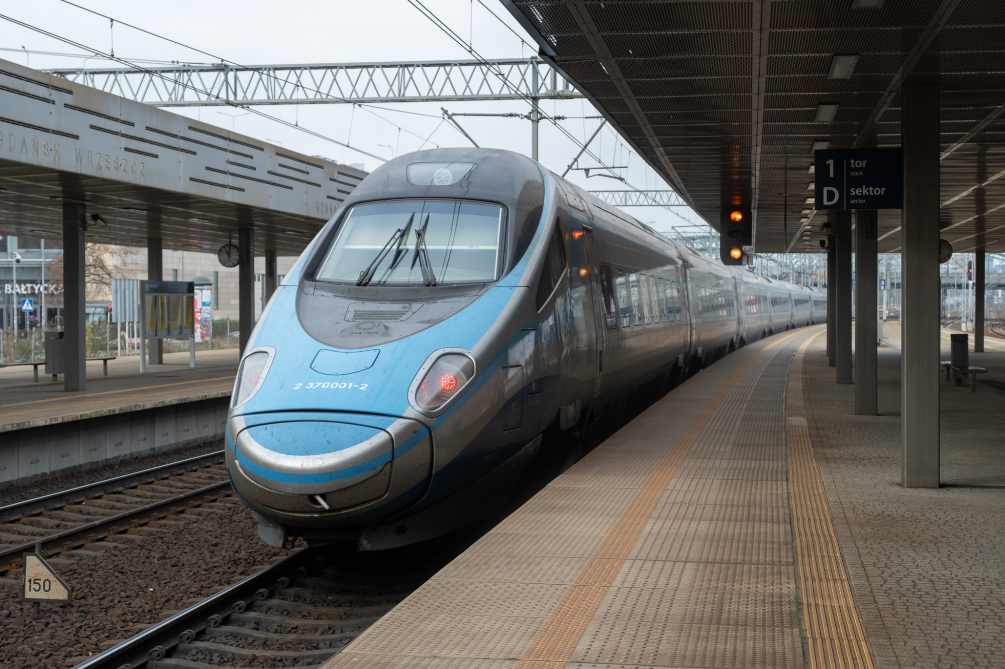 A Pendolino elhagyja a Gdańsk-i Główny állomást