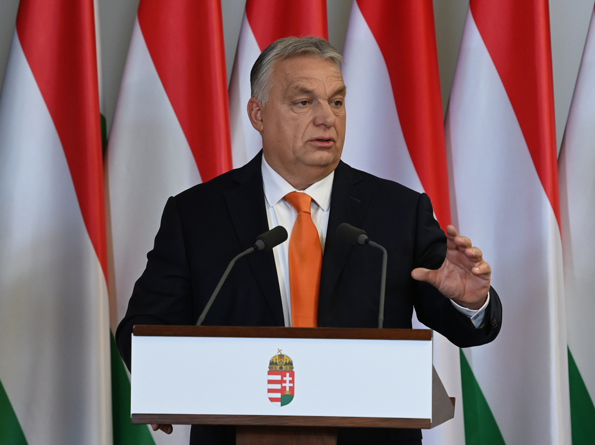 Orbán beszédet mond a kormány és a munkaadói, valamint a munkavállalói oldal közötti hároméves bérmegállapodás aláírásán a Karmelita kolostorban 2024. november 25-én.