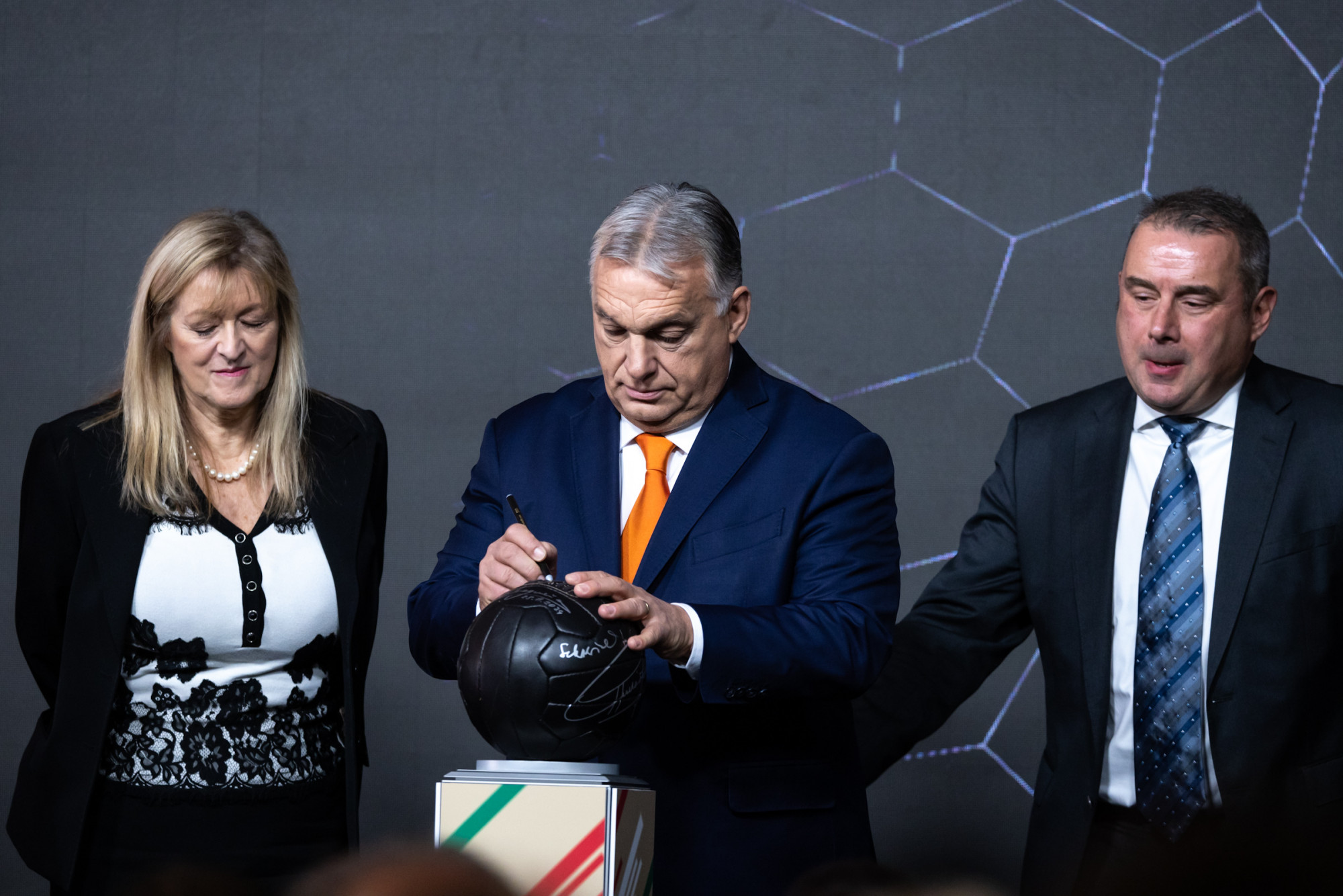 Orbán Viktor és Orbán Balázs is Dublinban nézi az ír-magyar vb-selejtezőt