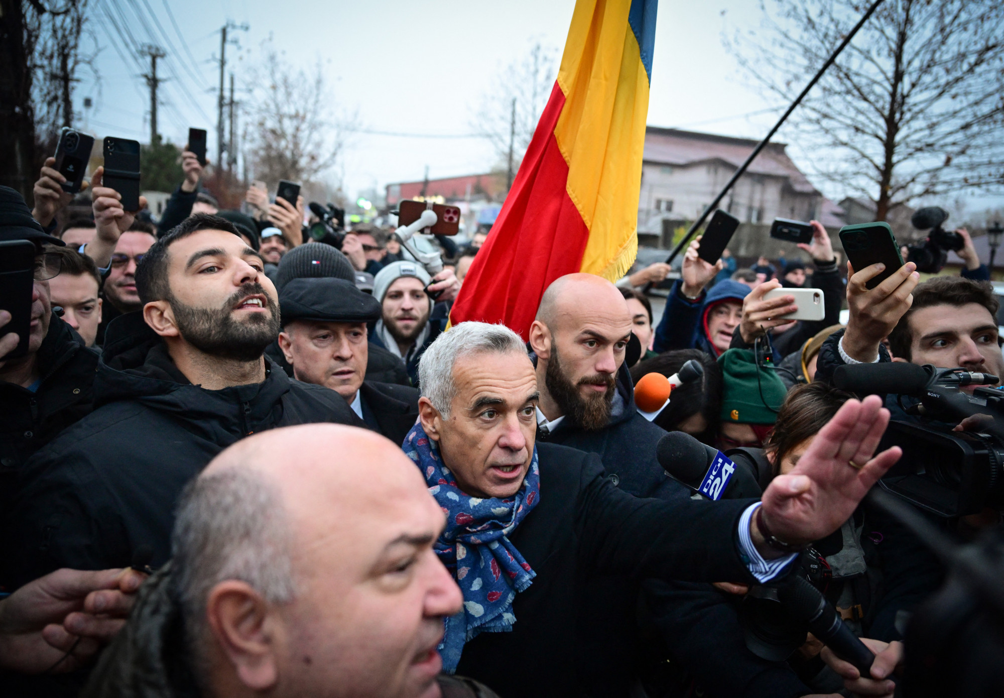 Georgescu a választás megsemmisítése ellenére megjelent híveivel a szavazófülkénél, hogy tiltakozzon az alkotmánybíróság döntése ellen.