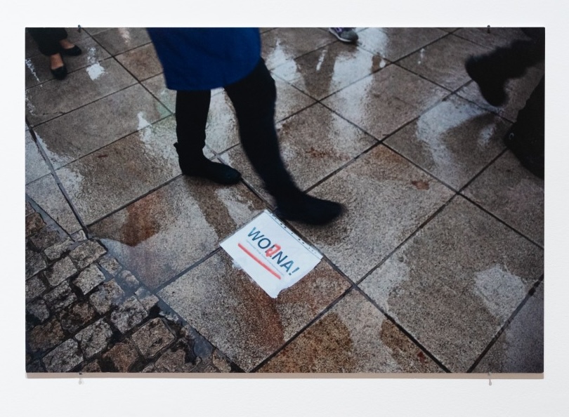 Black Monday - Women's protest against total abortion ban, 3.10.2016. Tomas Rafa munkája a varsói Zachęta kiállítótermében