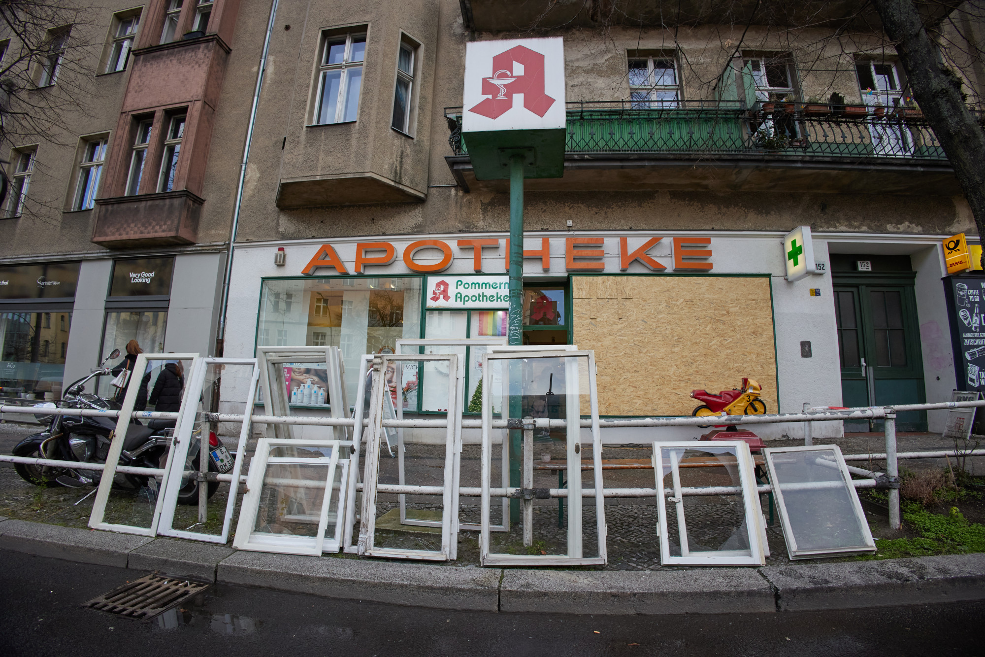 Golyós bomba által kitört ablakok Berlinben