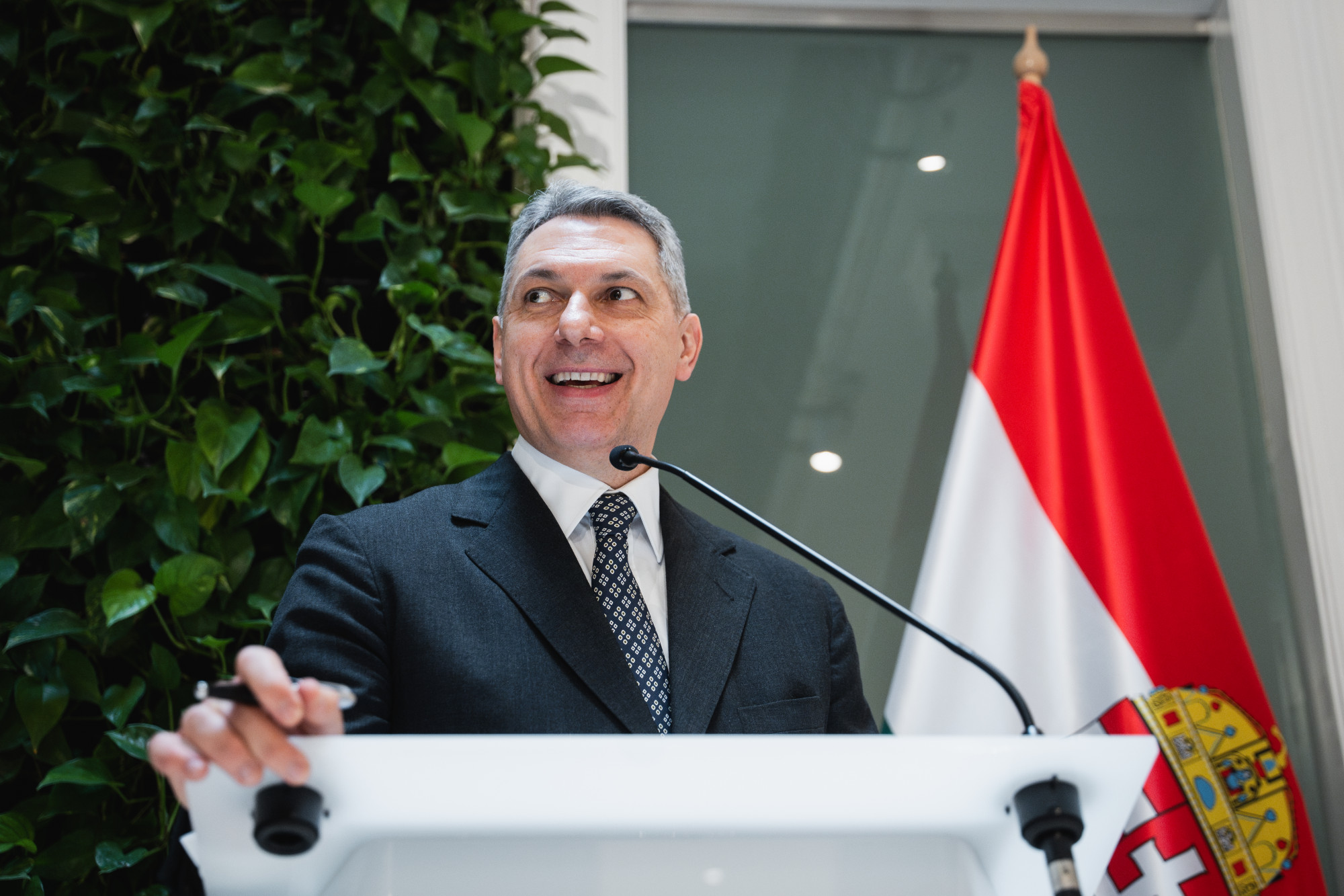 Lázár János bocsánatot kért a késésért