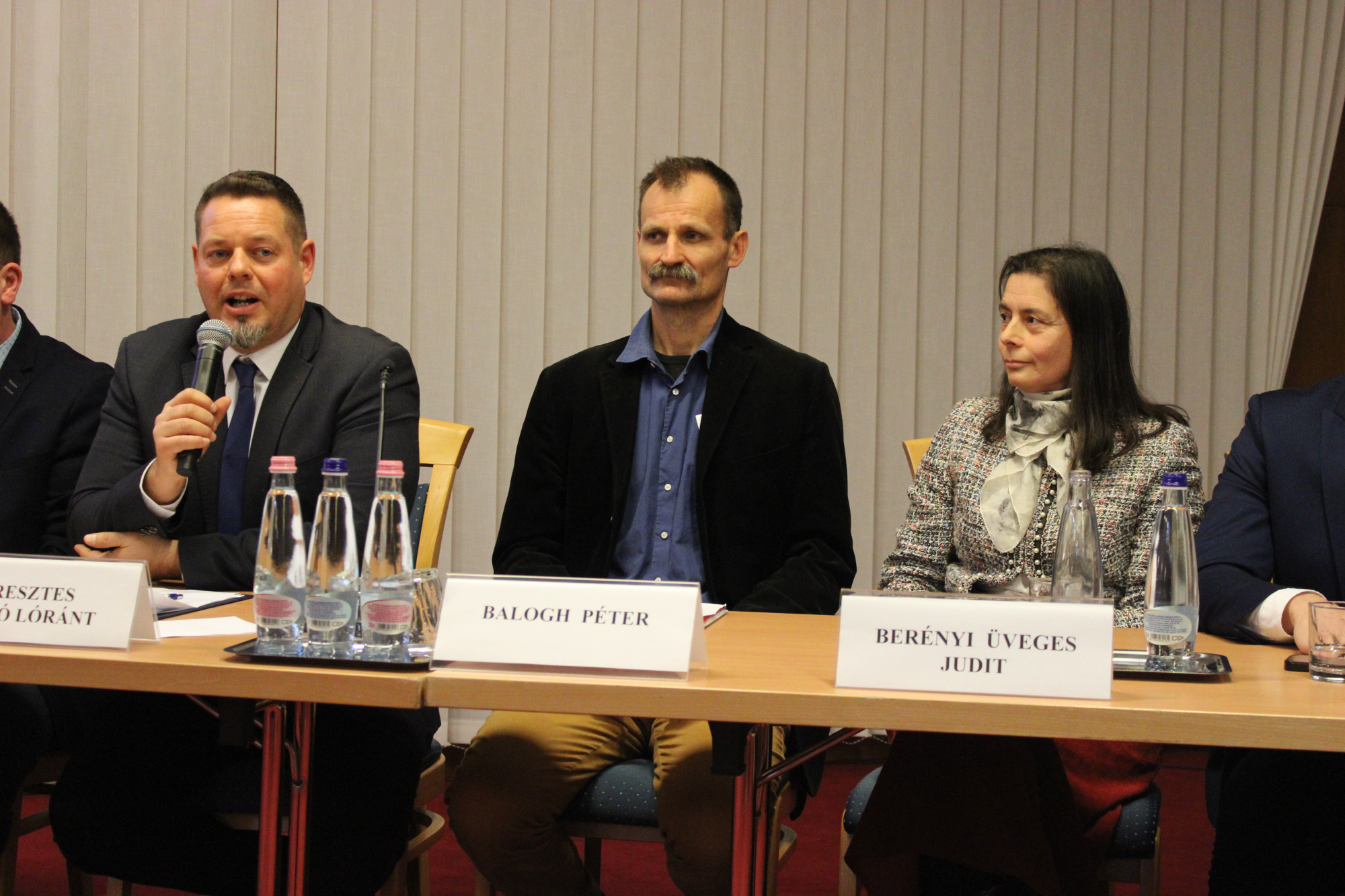 A vízválasztó konferencia szervezői (balról jobbra): Keresztes László Lóránt, az Országgyűlés Fenntartható Fejlődés Bizottságának elnöke; Balogh Péter, Szövetség az Élő Tiszáért elnőke; Berényi Üveges Judit, Ökotáj Alapítvány