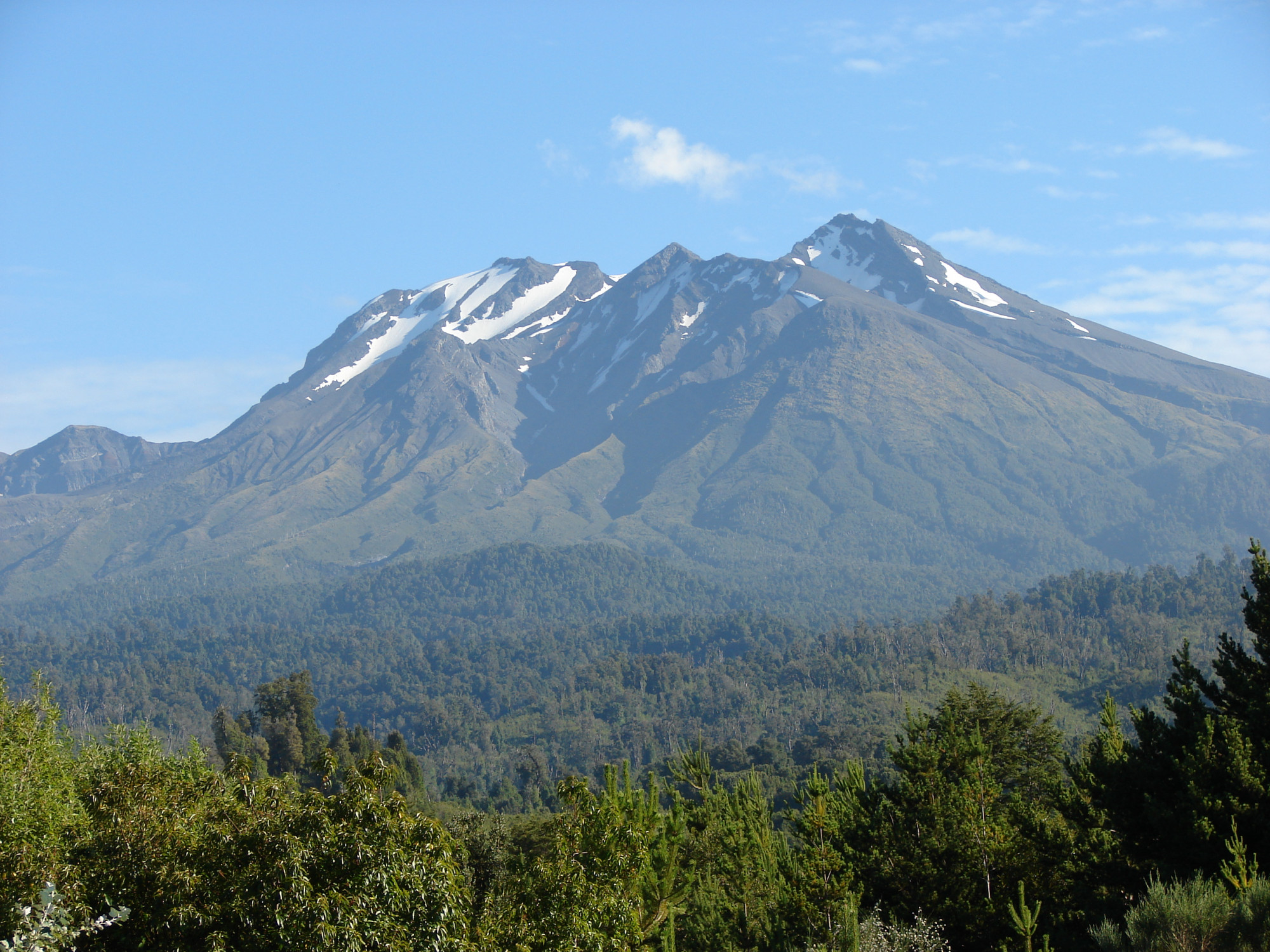 A Calbuco rétegvulkán az Andok vonulatában, Chile déli részén Los Lagos régióban a Llanquihue-tó délkeleti és a Chapo-tó északnyugati szomszédságában