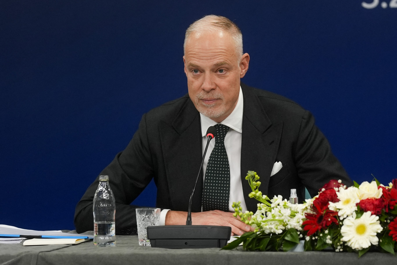 Elismerte a honvédelmi miniszter: véletlenül meglőtte magát az egyik testőre Törökországban