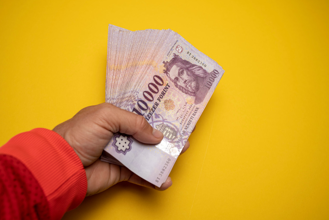 Már 570 ezer forint az átlagos nettó bér, de a dolgozók felének nettója a 399 ezret sem éri el