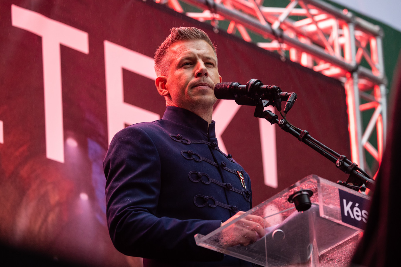 A poloskázásra nem reagált, de minden korábbinál erősebben támadta Orbánt és a fennhéjazó dinasztiát Magyar Péter