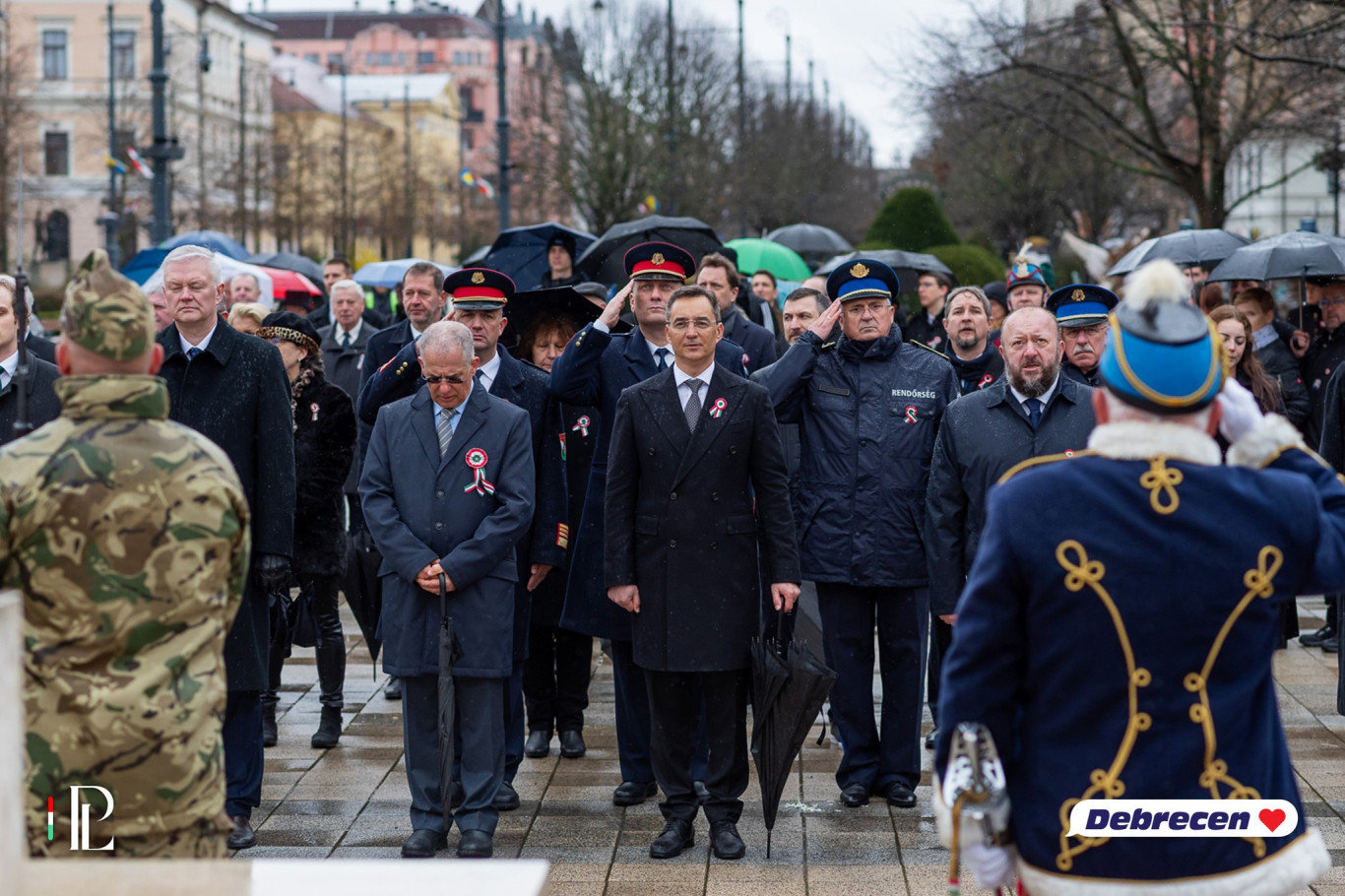 Bár a Kósa Lajos által megosztott képeken pont kitakarták, de a fideszes képviselő az orosz főkonzul társaságában koszorúzott március 15-én