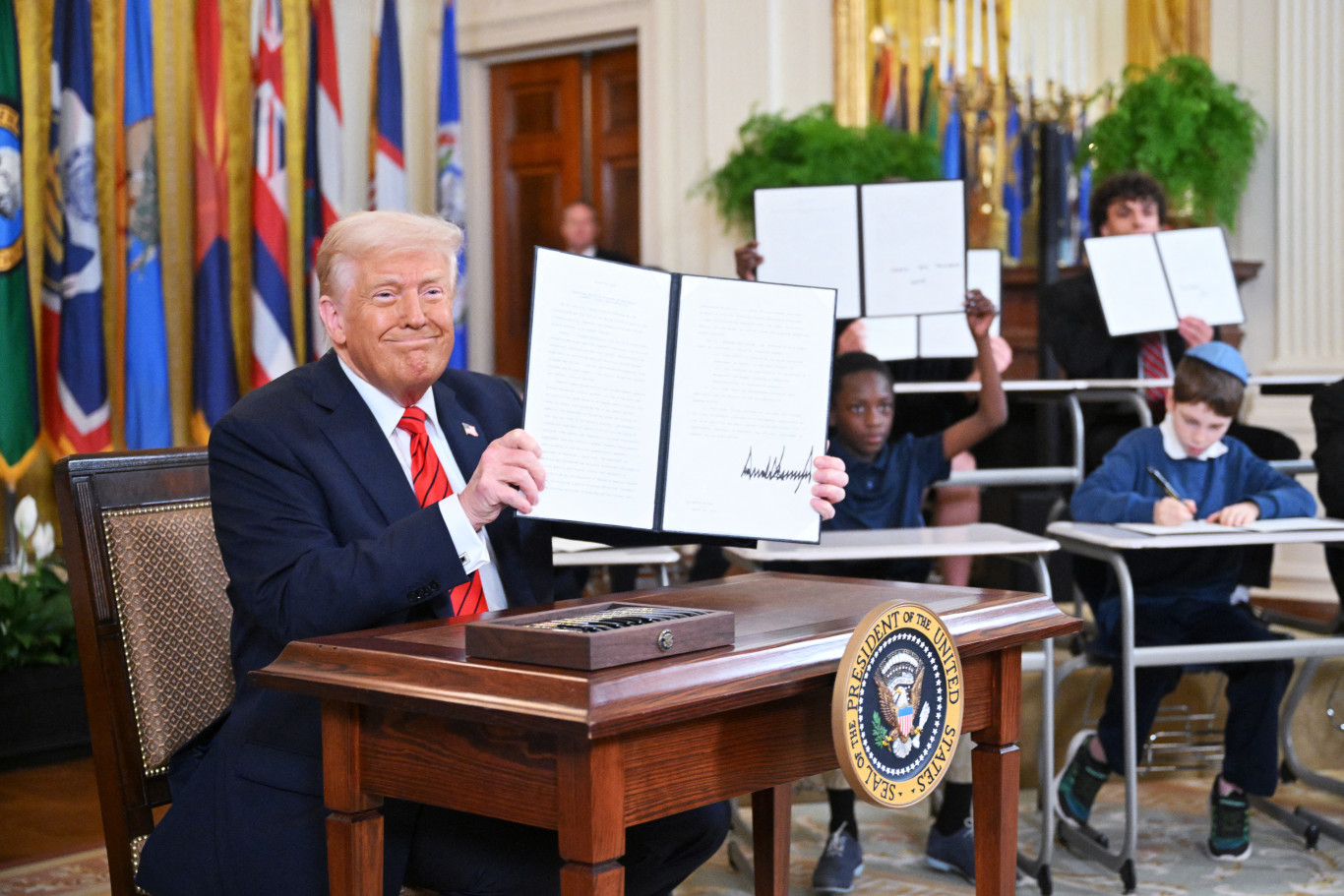 Trump iskolások között írta alá az oktatási minisztérium felszámolásáról szól rendeletet