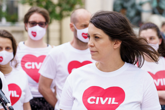 Kapronczay Stefánia a Civilizáció civil koalíció sajtótéjékoztatóján az Európai Unió Bíróságának döntése után, mely kimondta, hogy a magyar kormány civilellenes törvény sérti az uniós jogot, Budapesten az Egyetem téren, 2020. június 18-án.