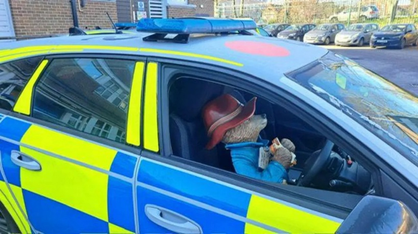 Két brit katona eltörte Paddington szobrát, a bíró szerint a tettük teljesen ellentétes volt a mackó szellemiségével Két brit katona eltörte Paddington szobrát, a bíró szerint a tettük teljesen ellentétes volt a mackó szellemiségével