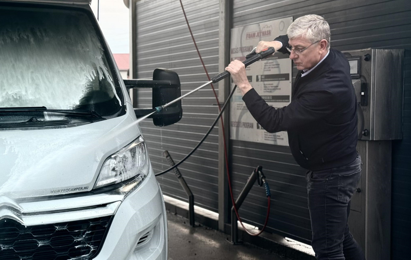 Gyurcsány Ferenc nagy köröket fut az országban, és közösségi média aktivitása nő.